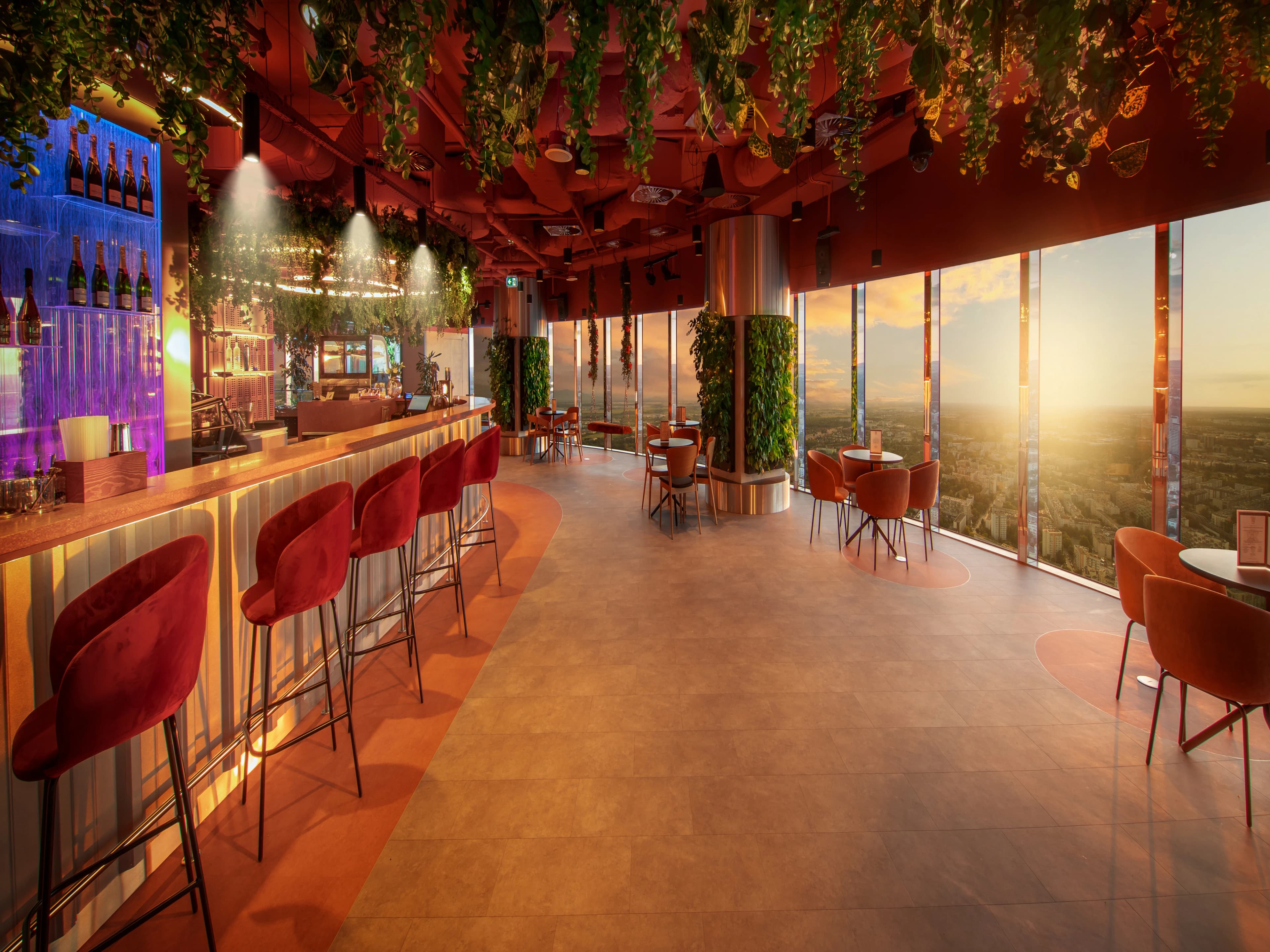 Wnętrze baru Skybar49 na 49. piętrze Sky Tower
