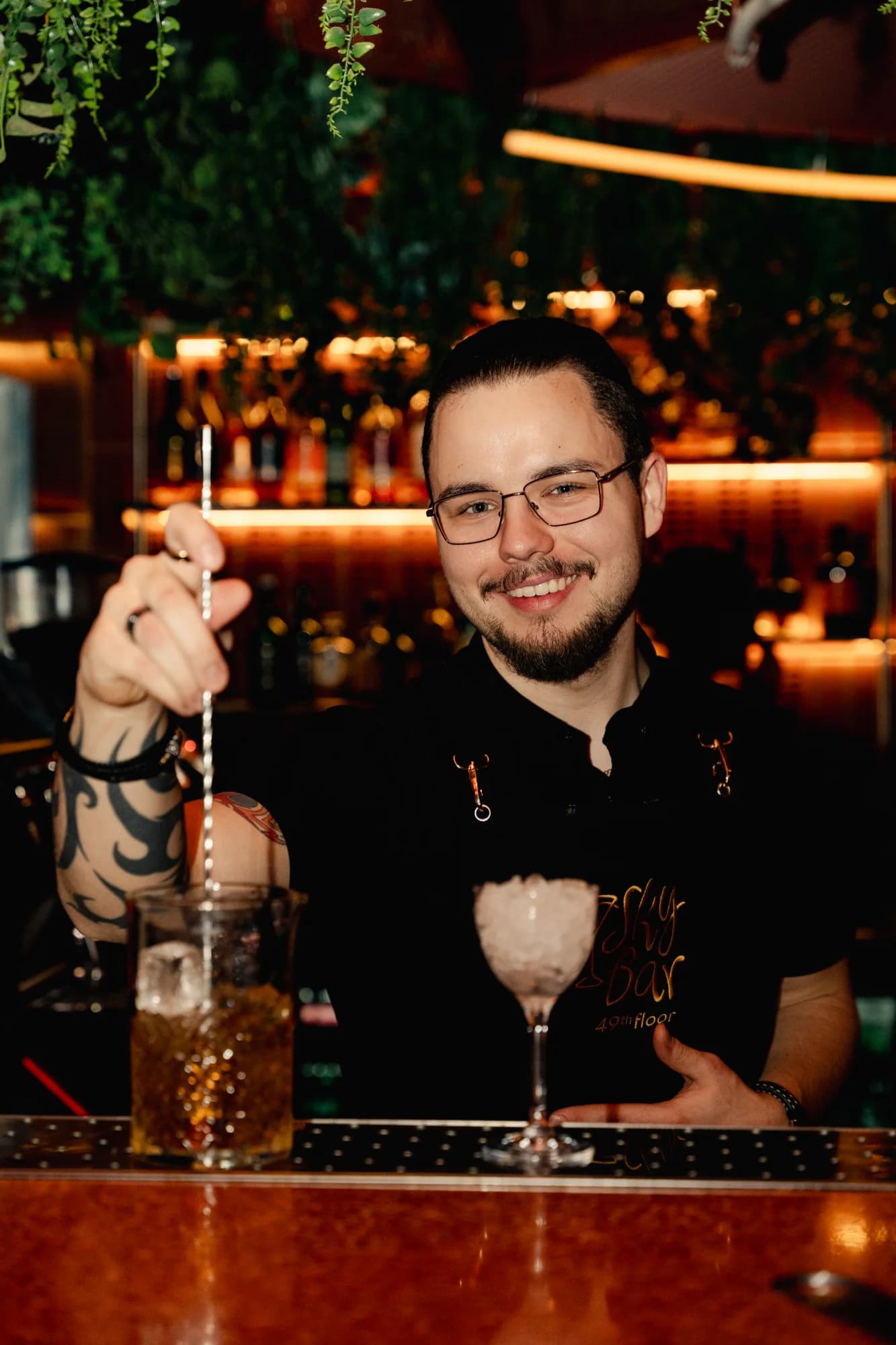 Barman przy pracy podczas wydarzenia w Skybar49