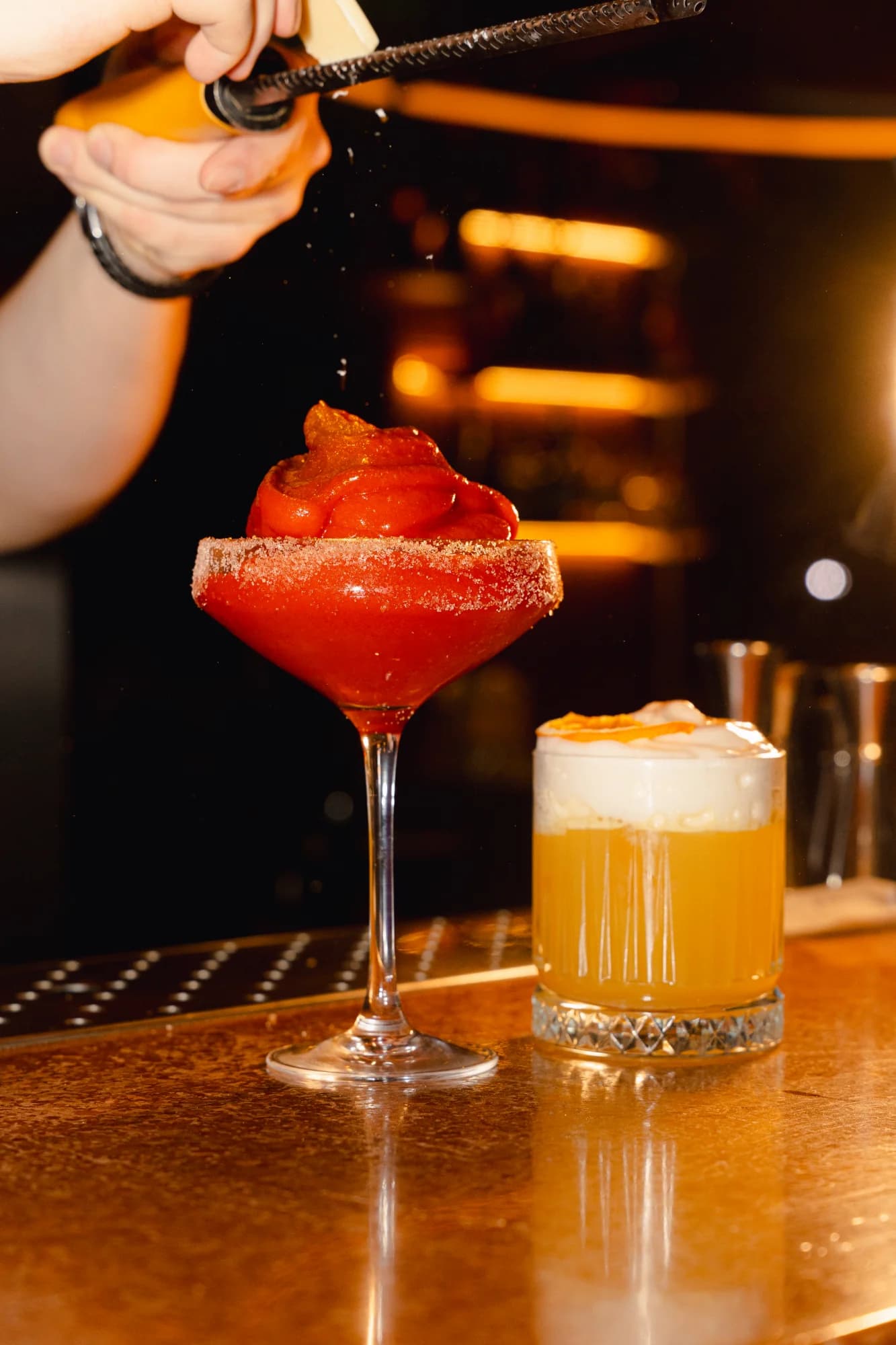 Barman przy pracy podczas wydarzenia w Skybar49