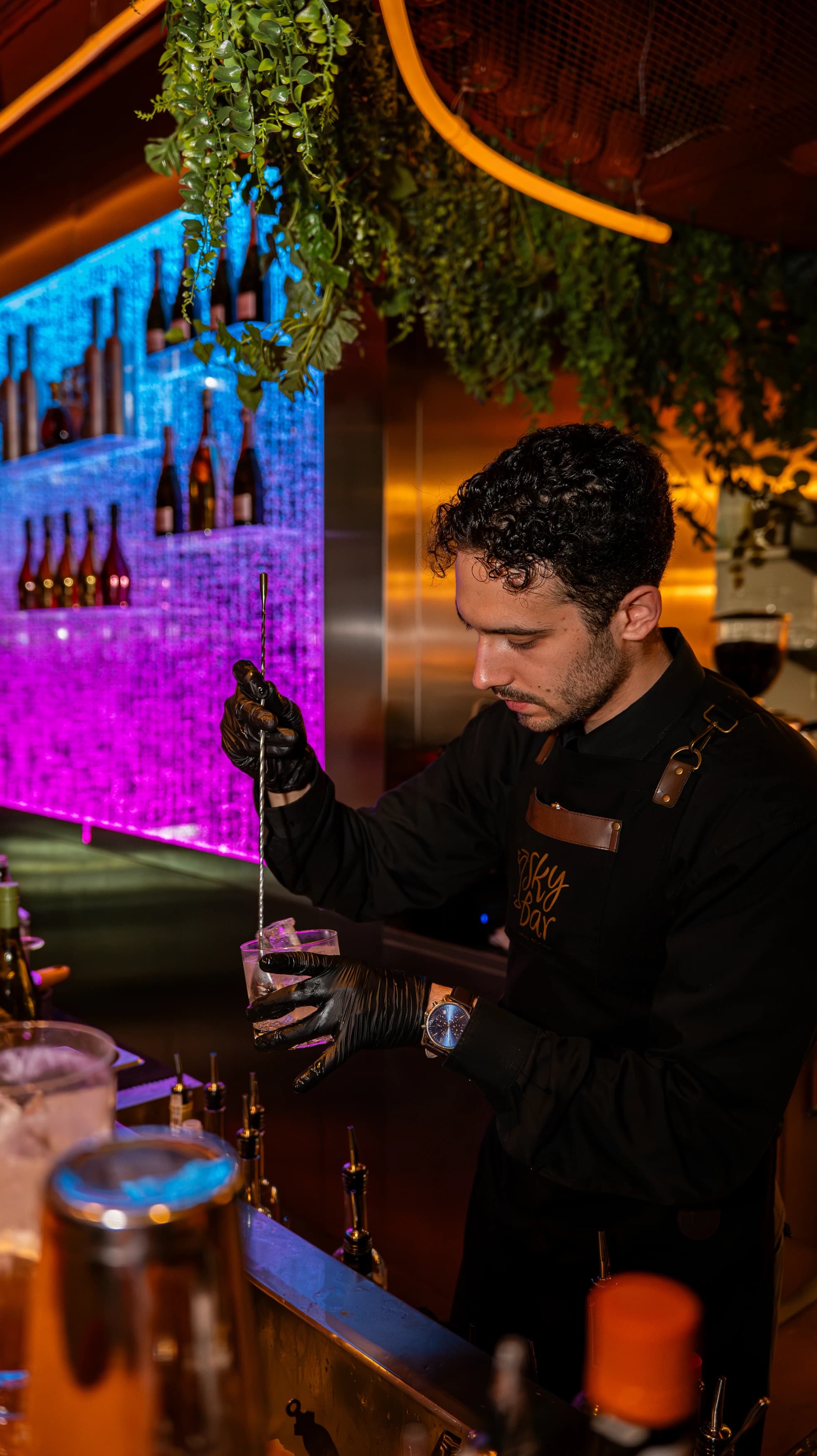 Barman przy pracy podczas wydarzenia w Skybar49