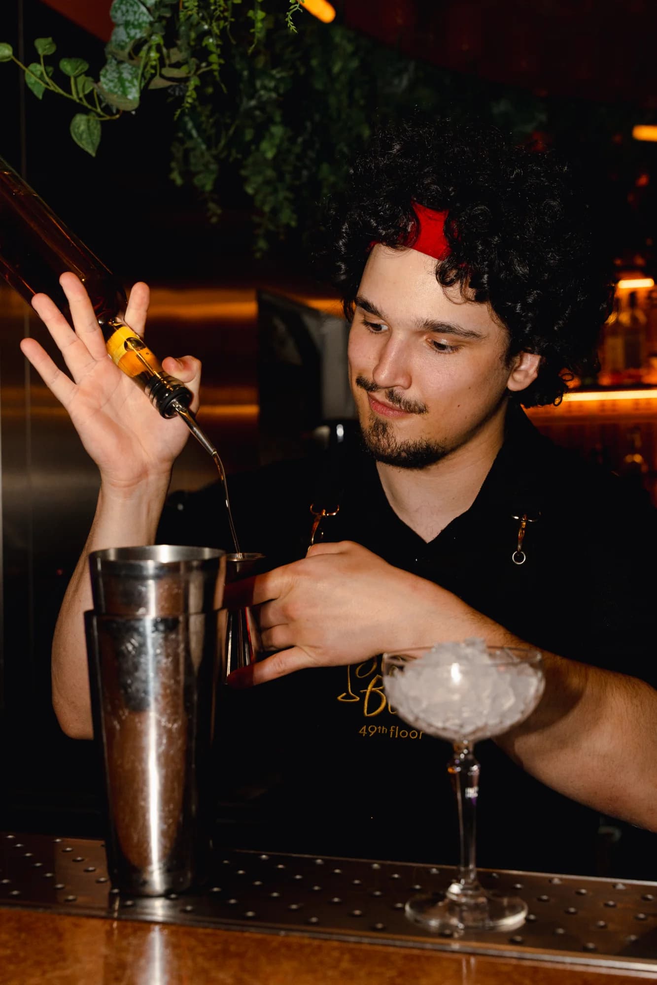 Barman przy pracy podczas wydarzenia w Skybar49