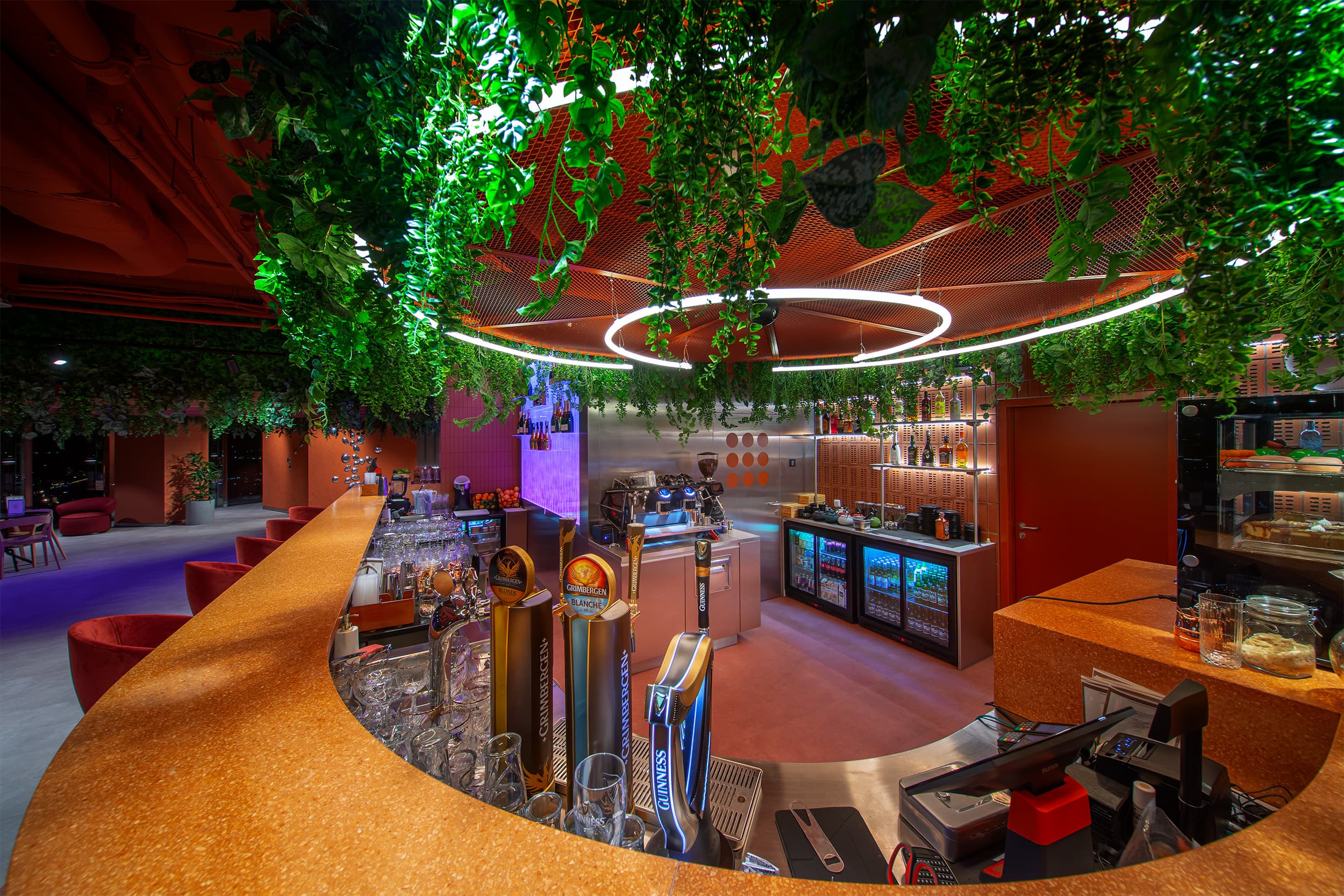 Wnętrze baru Skybar49 na 49. piętrze Sky Tower