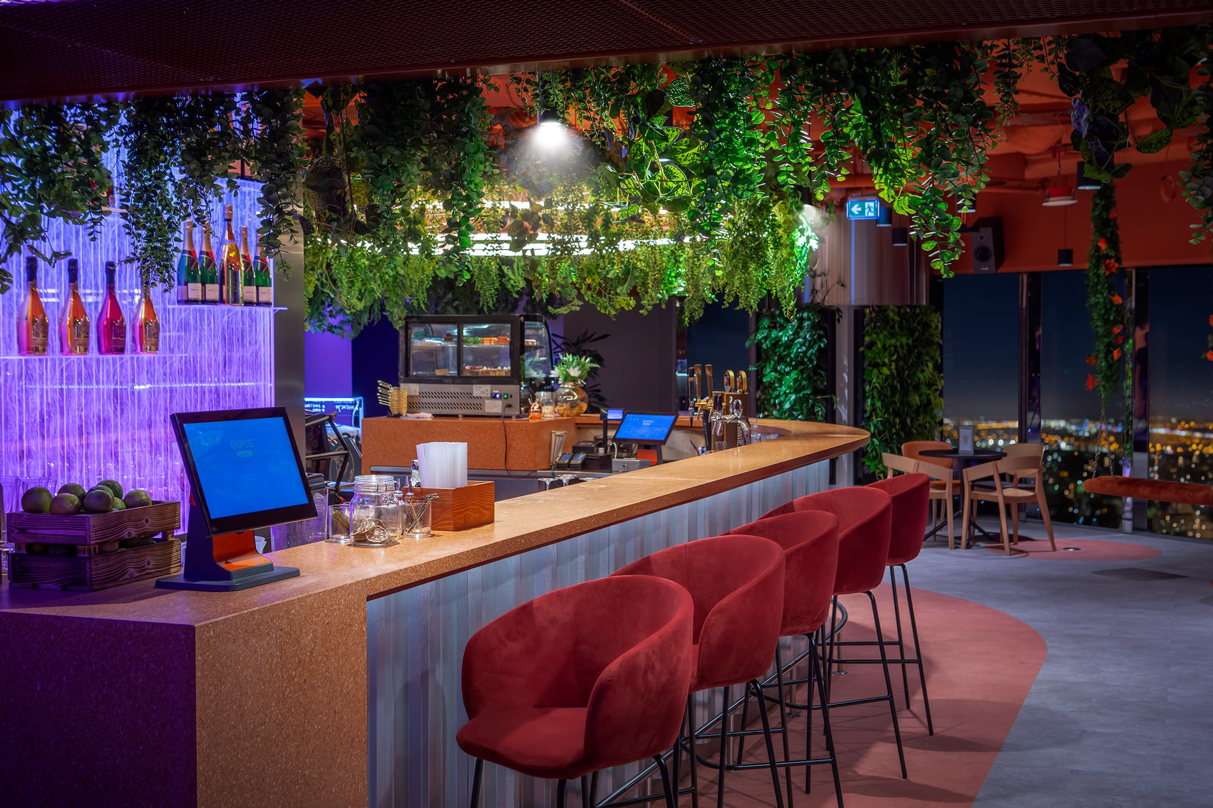 Wnętrze baru Skybar49 na 49. piętrze Sky Tower
