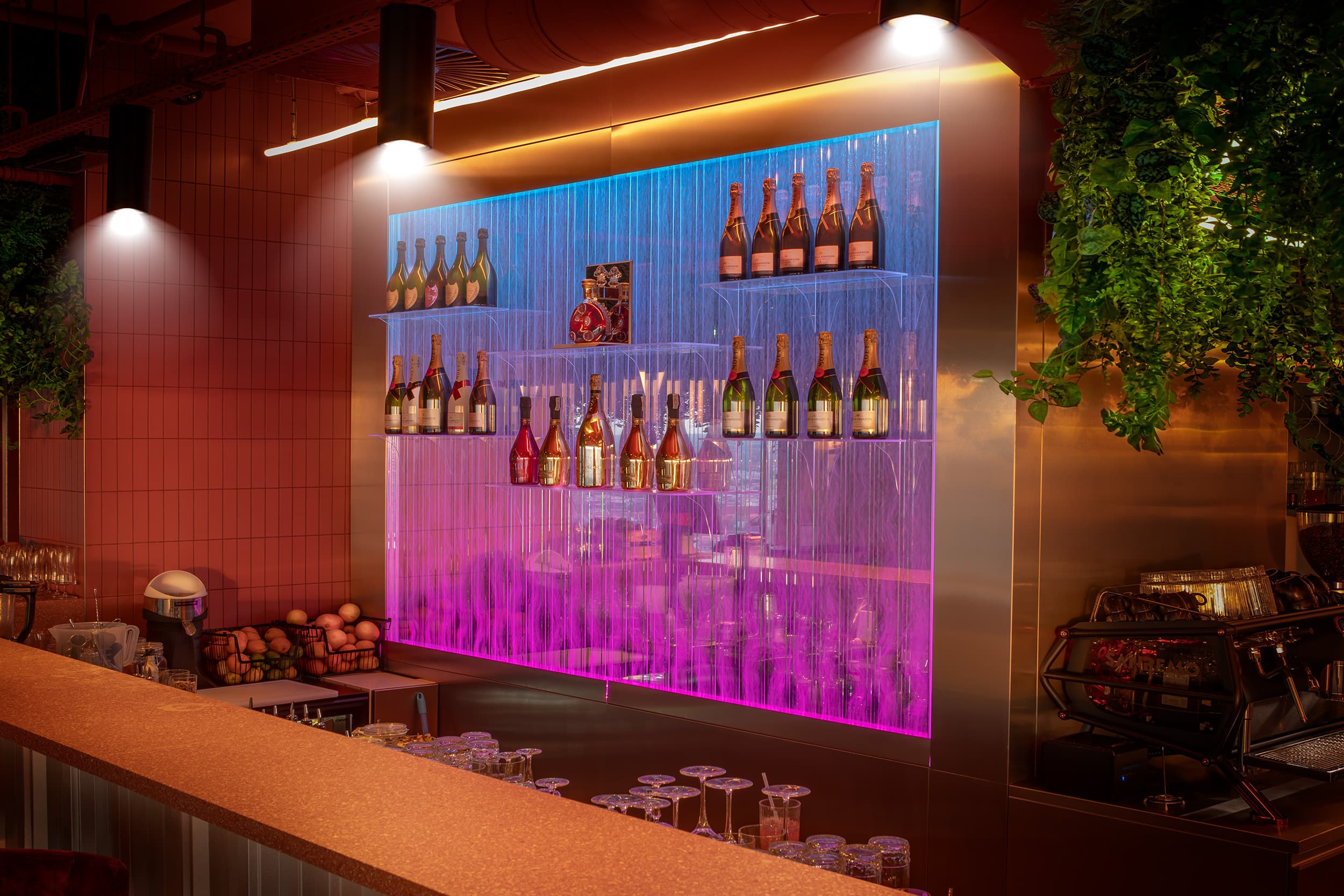 Wnętrze baru Skybar49 na 49. piętrze Sky Tower
