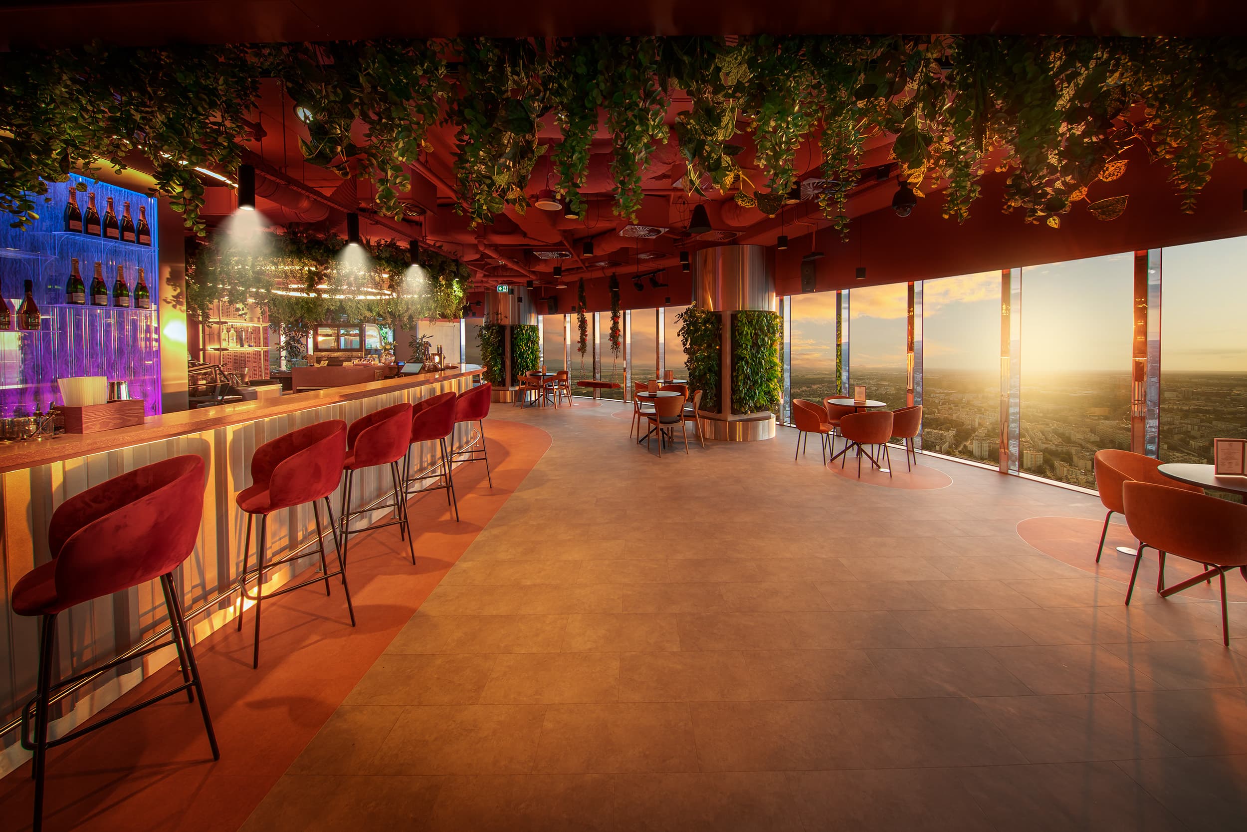 Wnętrze baru Skybar49 na 49. piętrze Sky Tower