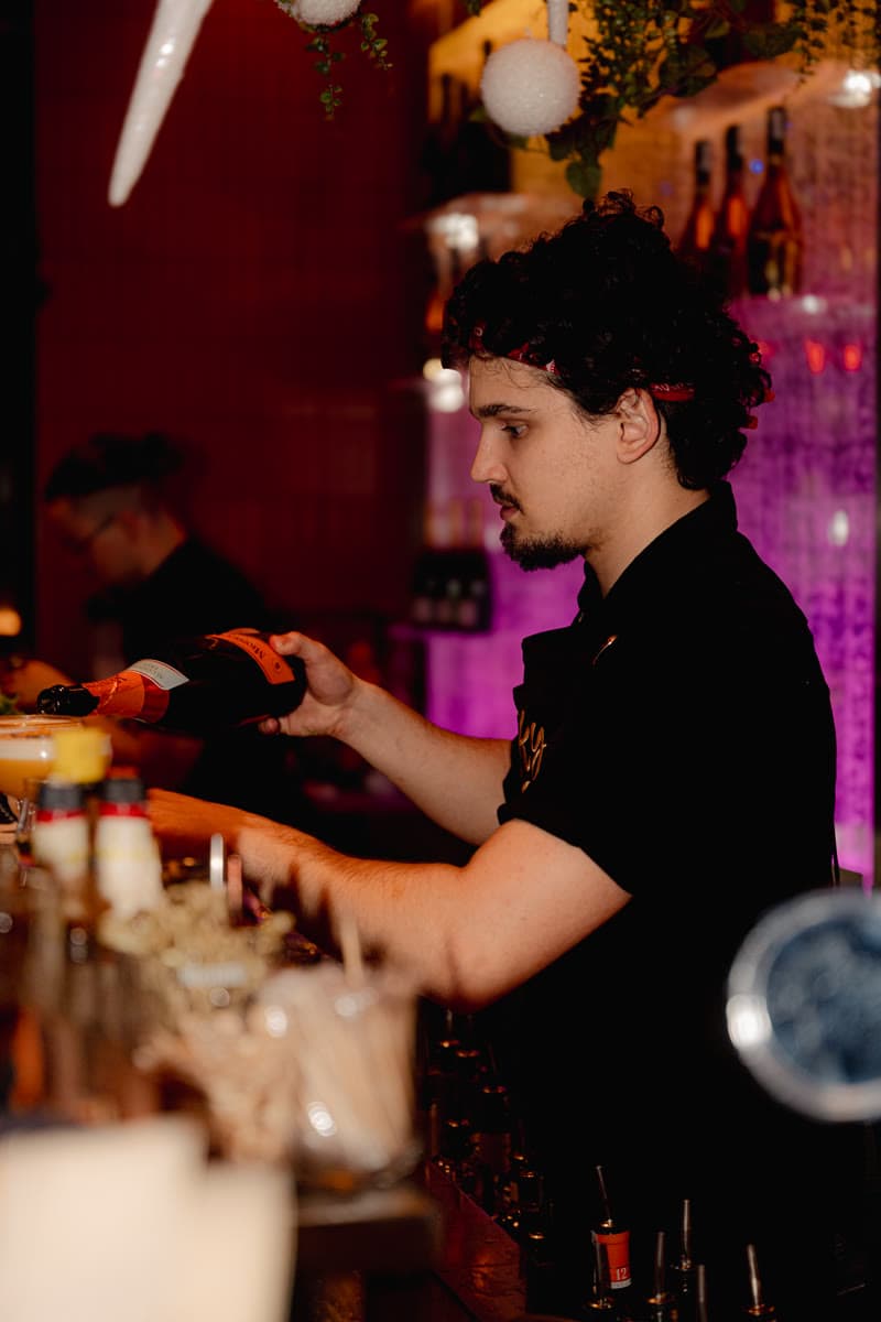 Barman przy pracy podczas wydarzenia w Skybar49