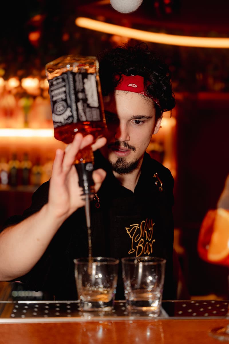 Barman przy pracy podczas wydarzenia w Skybar49