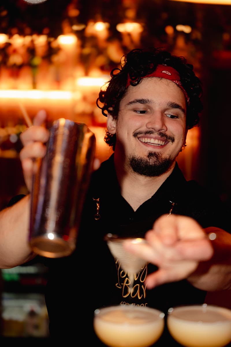 Barman przy pracy podczas wydarzenia w Skybar49